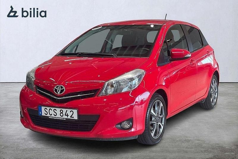 Röd Begagnad 2014 Toyota Yaris Edition Halvkombi | 103 900 kr (Marknadspris) - Bild 1/4