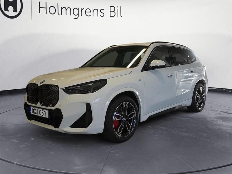 Vit Begagnad 2024 BMW iX1 M Sport SUV | 639 800 kr - Bild 1/4