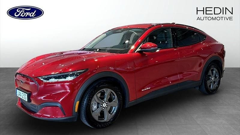 Röd (red) Begagnad 2022 Ford Mustang Mach-E Standard Range SUV | 339 900 kr (Superpris) - Bild 1/4