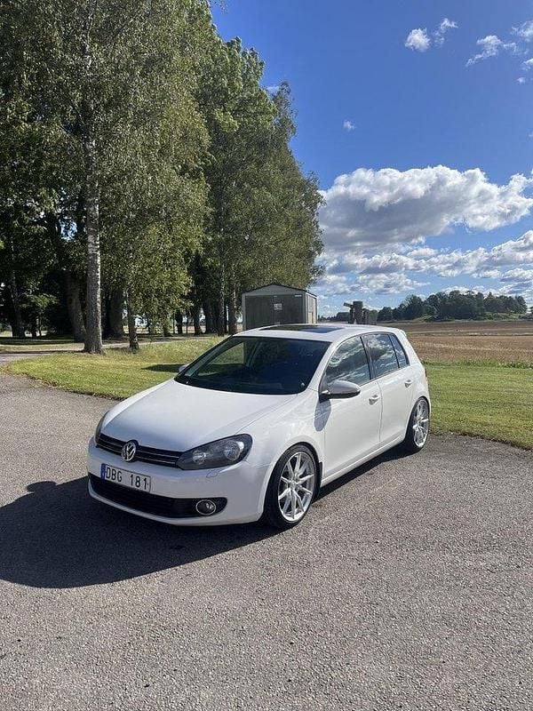 Vit Begagnad 2011 VW Golf VI Halvkombi | 80 000 kr (Lite dyr) - Bild 1/4