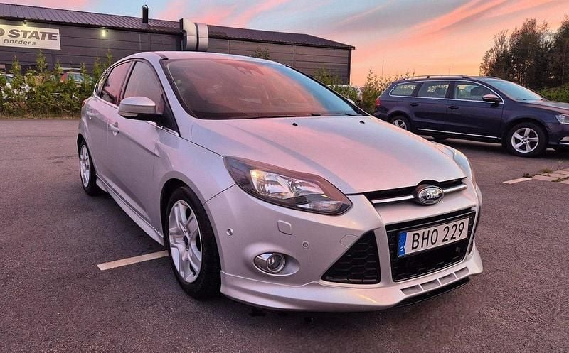 Grå Begagnad 2014 Ford Focus ST-Line Halvkombi | 54 900 kr (Bra pris) - Bild 1/4