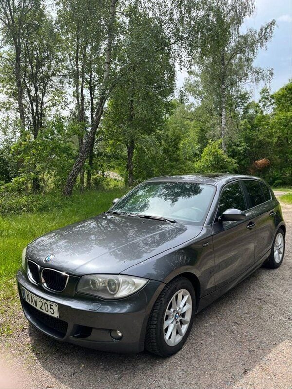 Grå Begagnad 2007 BMW 120 Advantage Halvkombi | 40 000 kr (Bra pris) - Bild 1/4
