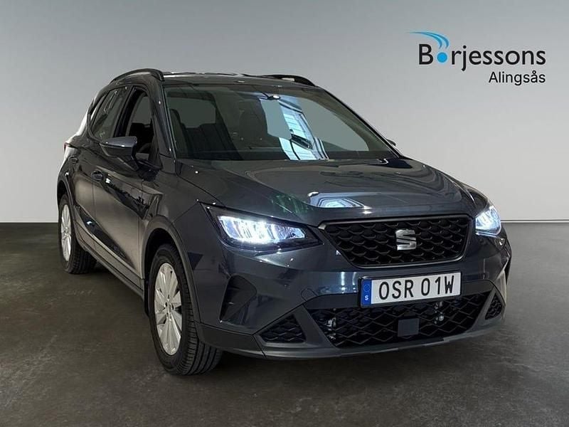 Grå Begagnad 2024 Seat Arona Style SUV | 189 900 kr (Marknadspris) - Bild 1/4