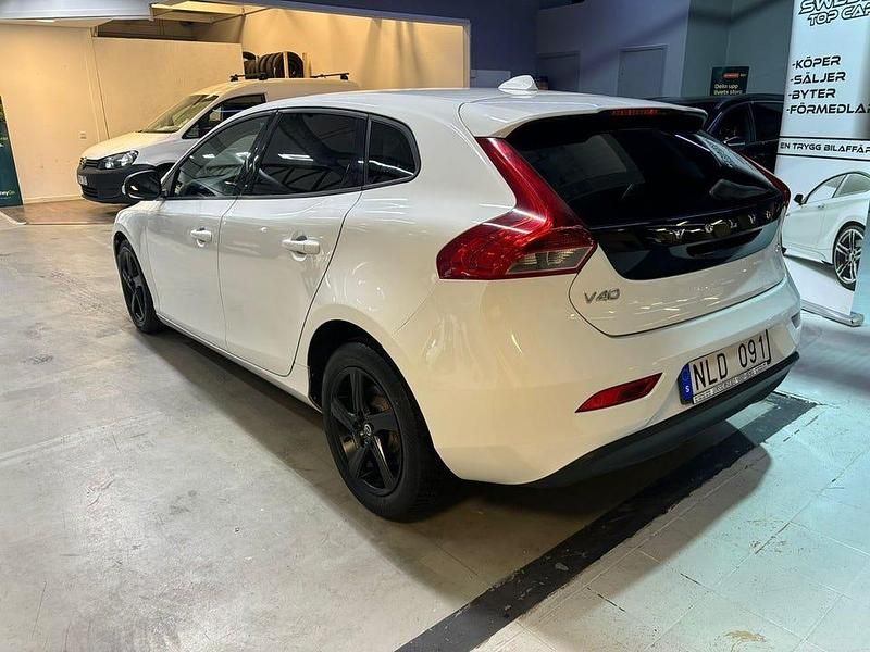 Begagnad Volvo V40 Kinetic 116 HK (85 kW) 2013 Vit Kombi