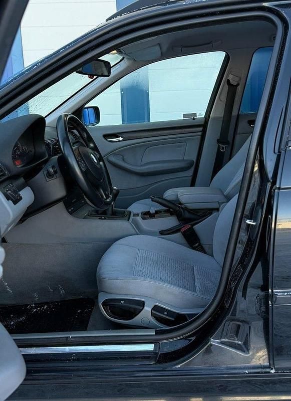 Begagnad BMW 320 170 HK (125 kW) 2002 Svart Kombi