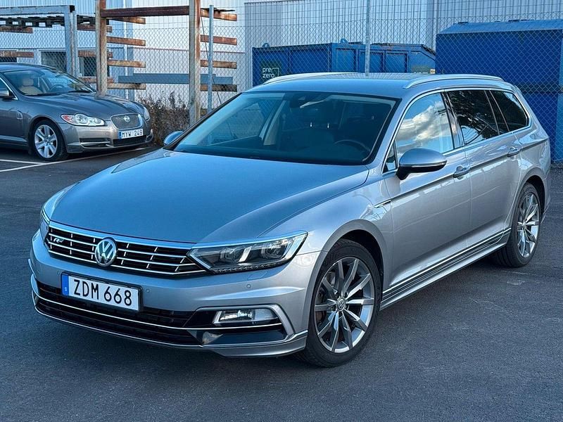 Silver Begagnad 2018 VW Passat R-line Kombi | 219 700 kr (Marknadspris) - Bild 1/4