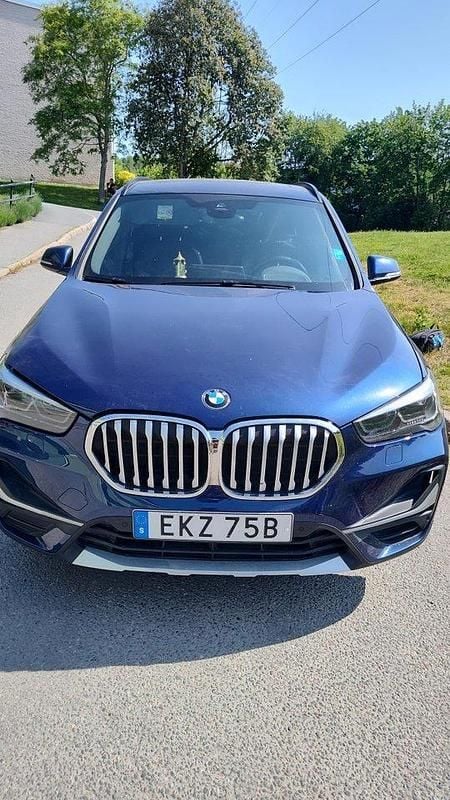 Blå Begagnad 2020 BMW X1 xLine SUV | 299 000 kr (Marknadspris) - Bild 1/4