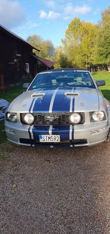Grå Begagnad 2005 Ford Mustang GT Convertible Cab | 160 000 kr (Bra pris) - Bild 1/4