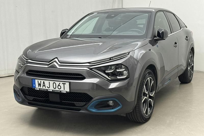 Grå Begagnad 2023 Citroën e-C4 Shine | 220 000 kr (Marknadspris) - Bild 1/4