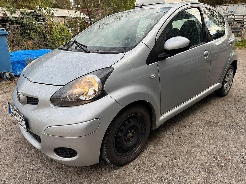 Silver Begagnad 2012 Toyota Aygo Halvkombi | 28 000 kr (Superpris) - Bild 1/4