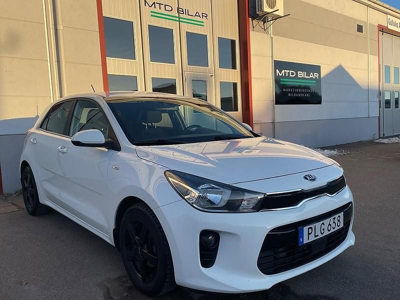 Begagnad Kia Rio 84 HK (61 kW) 2017 Vit Halvkombi