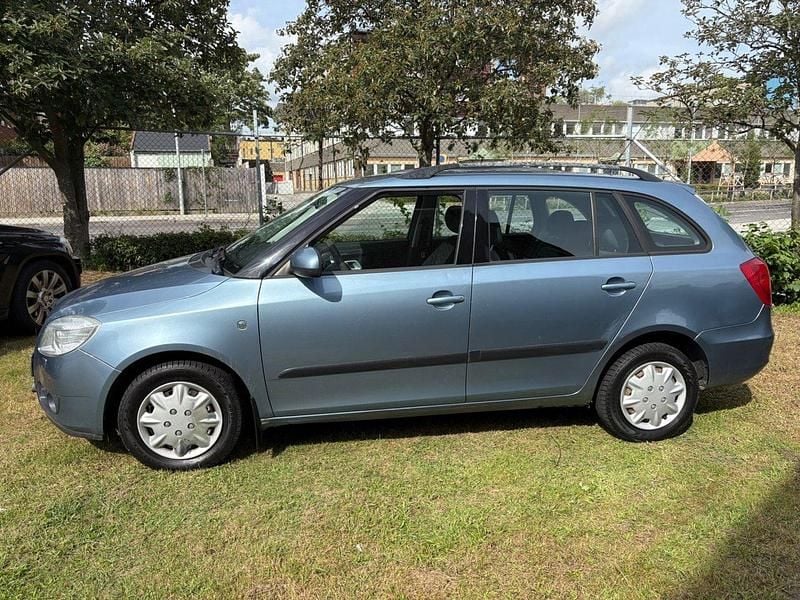 Ljusgrå Begagnad 2009 Skoda Fabia Ambiente Kombi | 28 800 kr (Marknadspris) - Bild 1/4