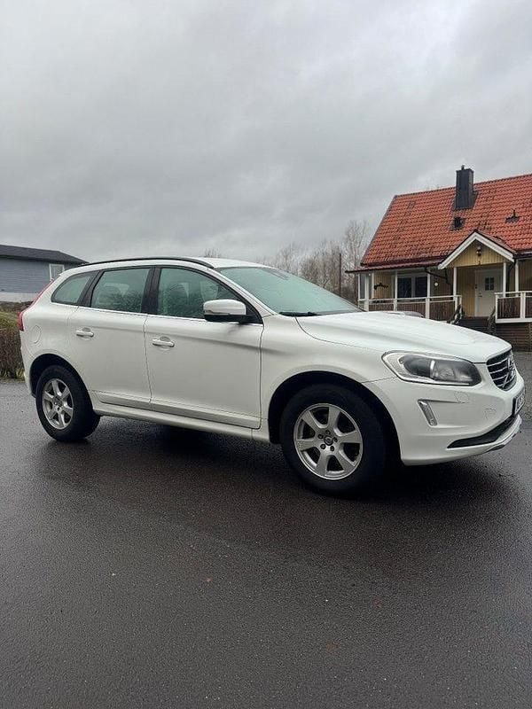Begagnad Volvo XC60 Momentum 190 HK (139 kW) 2016 Vit SUV