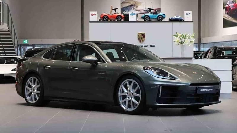 Grå Ny 2026 Porsche Panamera Halvkombi | 1 498 600 kr - Bild 1/1