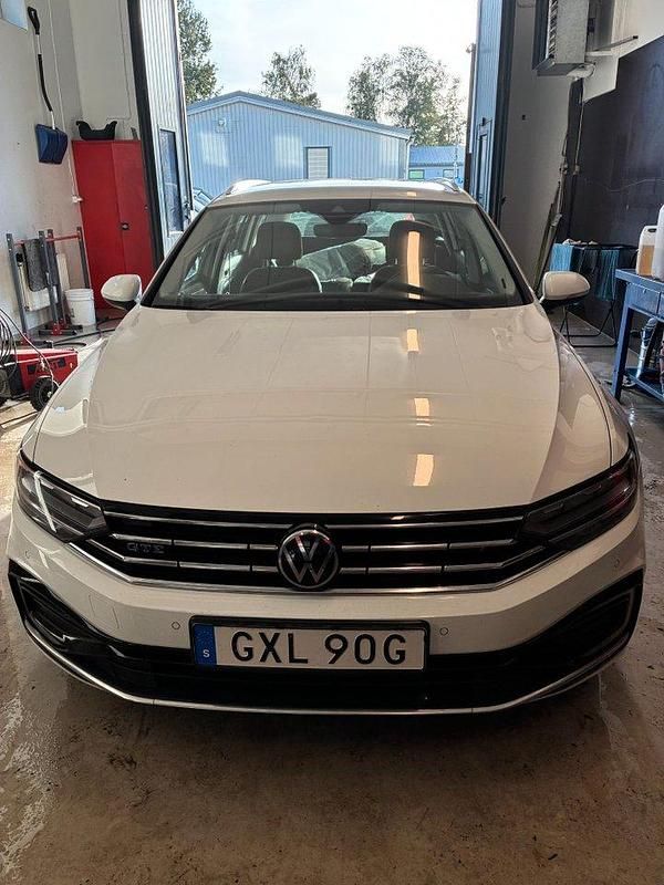Vit Begagnad 2021 VW Passat GTE Kombi | 245 000 kr (Marknadspris) - Bild 1/4