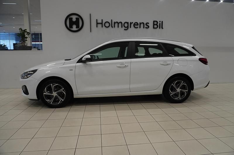 Begagnad Hyundai i30 Essential 120 HK (88 kW) 2023 Vit Kombi