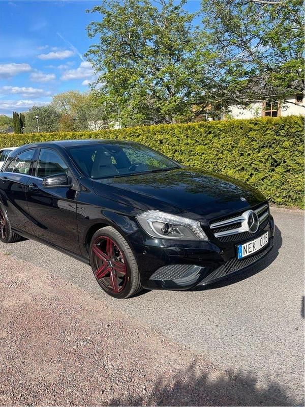 Svart Begagnad 2013 Mercedes A180 Urban Halvkombi | 82 000 kr (Marknadspris) - Bild 1/4