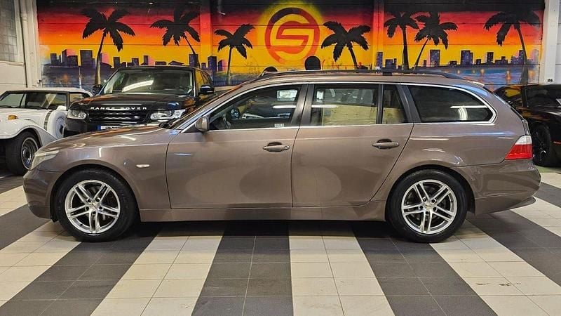 Ljusgrå Begagnad 2006 BMW 525 Kombi | 84 800 kr - Bild 1/4