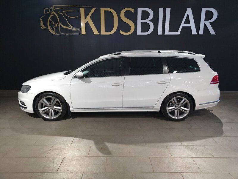 Vit Begagnad 2013 VW Passat R-line Kombi | 119 500 kr (Lite dyr) - Bild 1/4