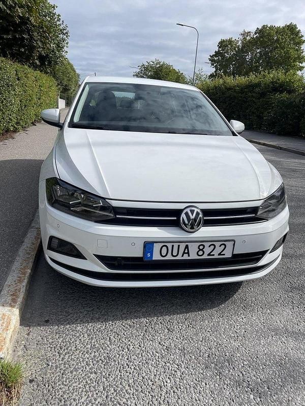 Vit Begagnad 2018 VW Polo Halvkombi | 114 900 kr (Marknadspris) - Bild 1/4