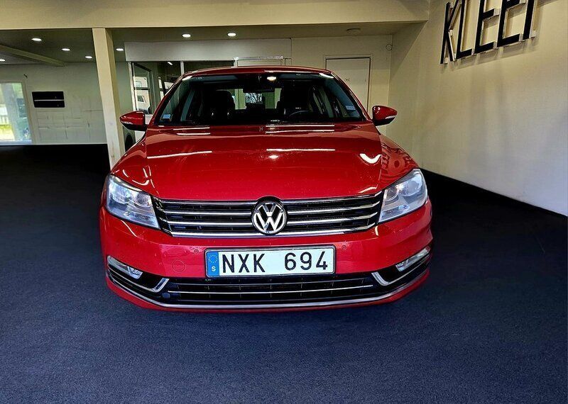 Röd Begagnad 2013 VW Passat Sedan | 89 900 kr (Marknadspris) - Bild 1/4