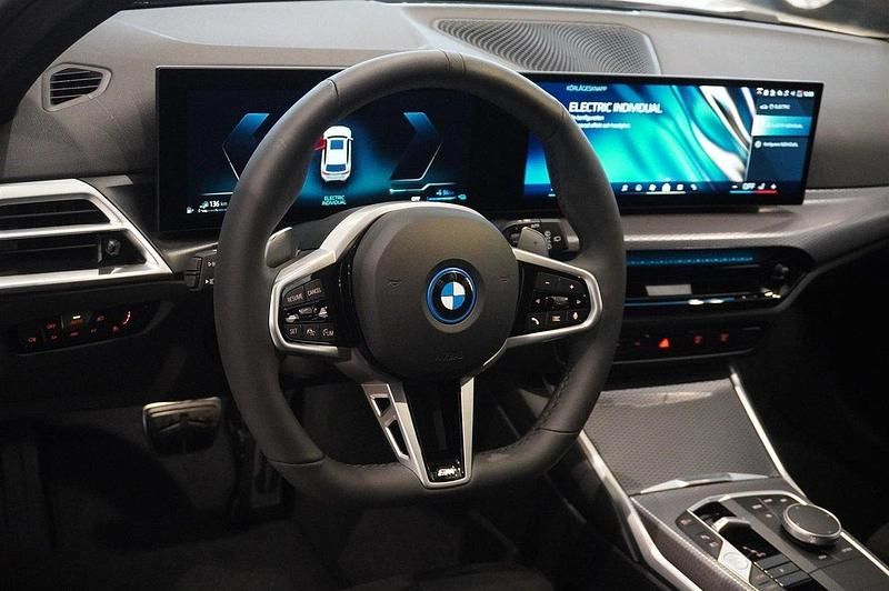 Begagnad BMW 330e Efficient Dynamics 184 HK (135 kW) 2024 Vit Kombi