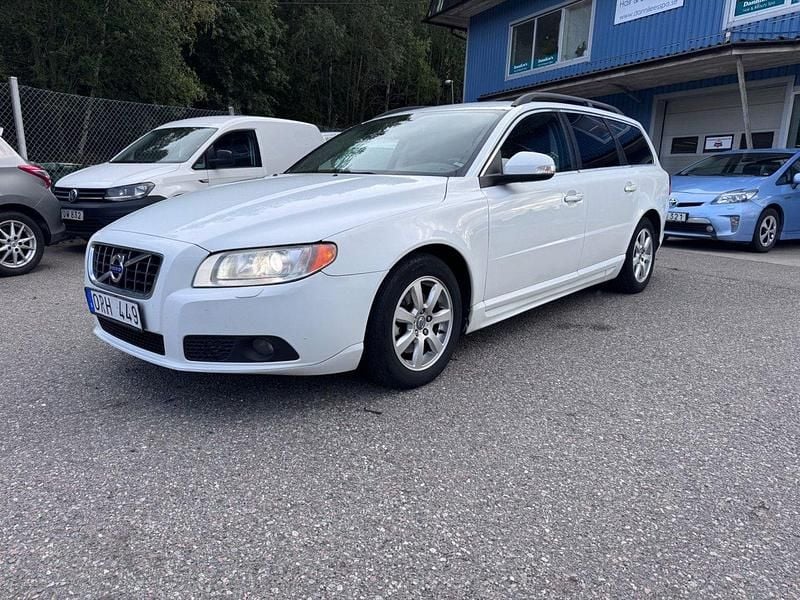 Vit Begagnad 2010 Volvo V70 Momentum Kombi | 49 900 kr (Bra pris) - Bild 1/4