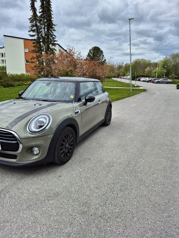 Grå Begagnad 2019 Mini Cooper Pepper Halvkombi | 144 500 kr (Marknadspris) - Bild 1/4