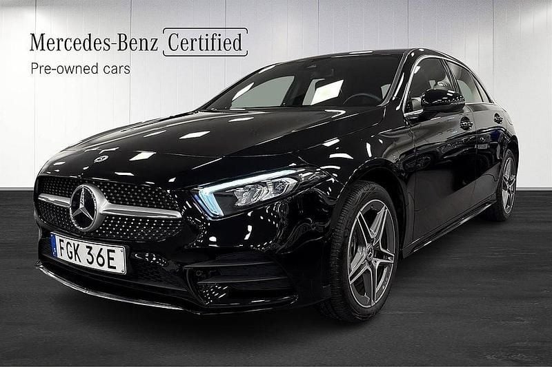 Svart Begagnad 2022 Mercedes A250 AMG Halvkombi | 329 000 kr (Marknadspris) - Bild 1/4