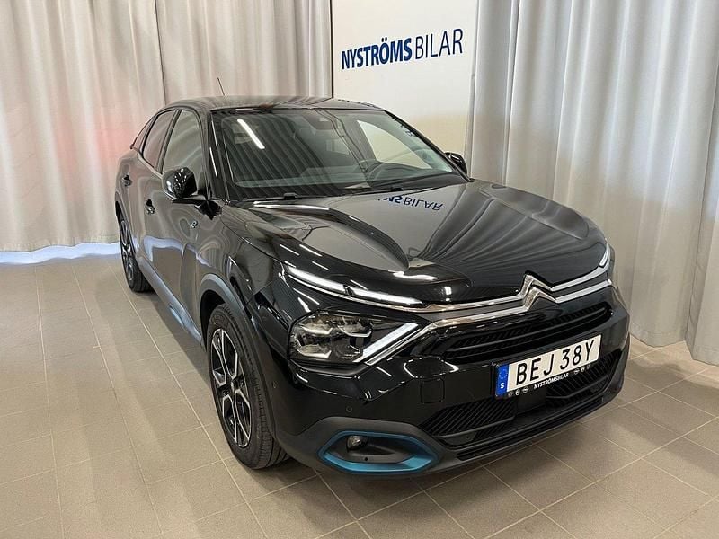 Svart (svart metallic) Begagnad 2023 Citroën e-C4 Shine Halvkombi | 219 900 kr (Marknadspris) - Bild 1/4