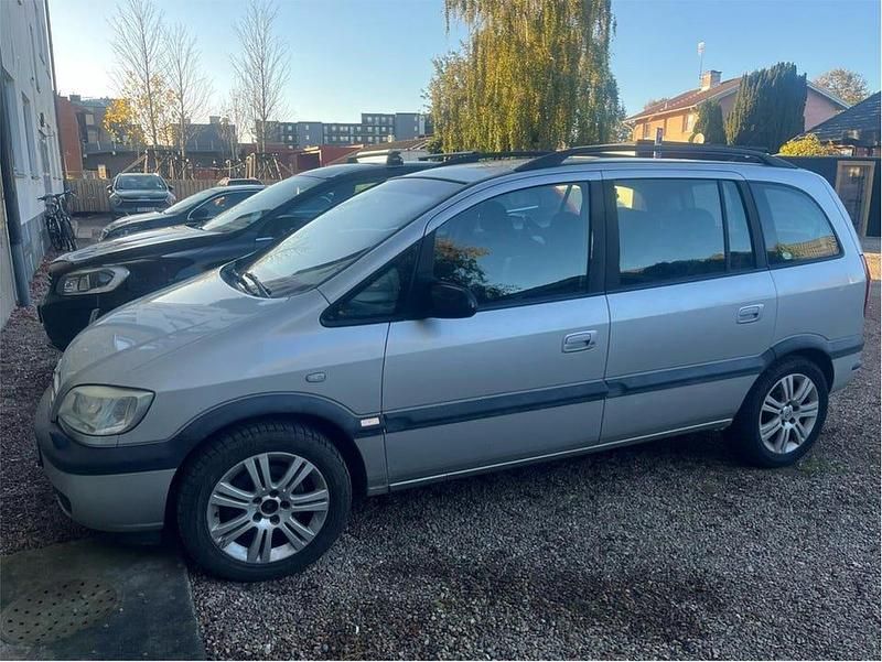 Grå Begagnad 2005 Opel Zafira Minibuss | 15 000 kr (Marknadspris) - Bild 1/4