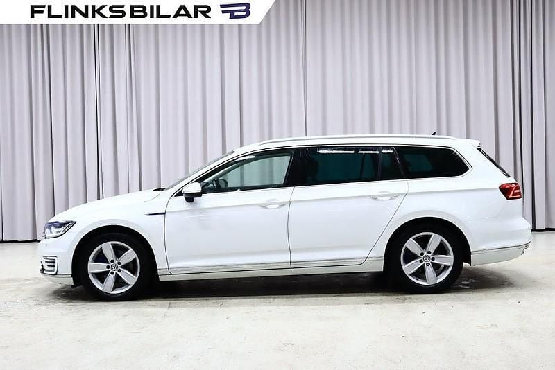 Vit Begagnad 2016 VW Passat Executive Kombi | 159 800 kr (Lite dyr) - Bild 1/4