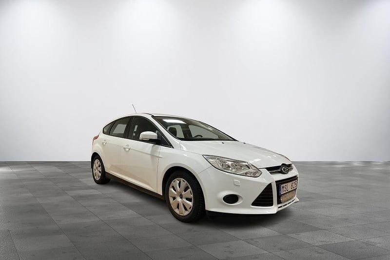 Begagnad Ford Focus Trend 95 HK (69 kW) 2012 Vit Halvkombi