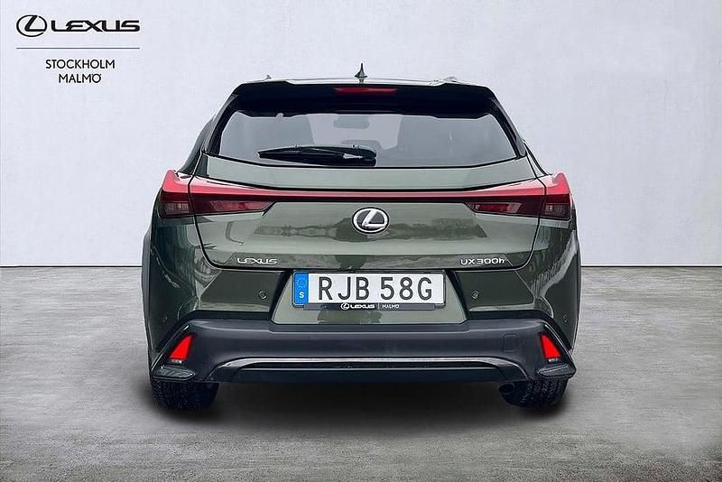 Begagnad Lexus UX 300h Sport Design Packet 201 HK (147 kW) 2025 Grön SUV