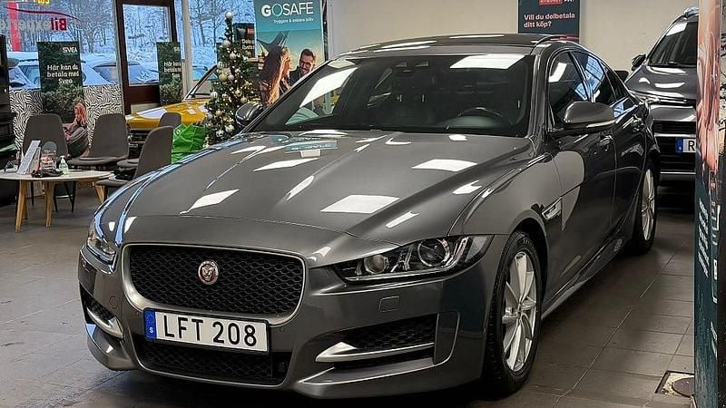 Begagnad Jaguar XE R-Sport 180 HK (132 kW) 2017 Grå Sedan