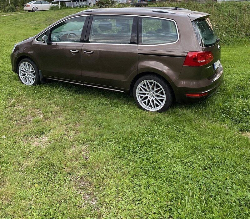 Brun Begagnad 2014 VW Sharan Minibuss | 80 000 kr (Marknadspris) - Bild 1/4