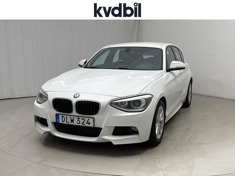 Vit Begagnad 2015 BMW 116 M Sport Halvkombi | 122 850 kr (Marknadspris) - Bild 1/3