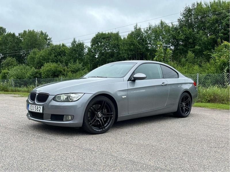 Grå Begagnad 2007 BMW 330 Comfort Edition Sportkupé | 99 400 kr (Bra pris) - Bild 1/4
