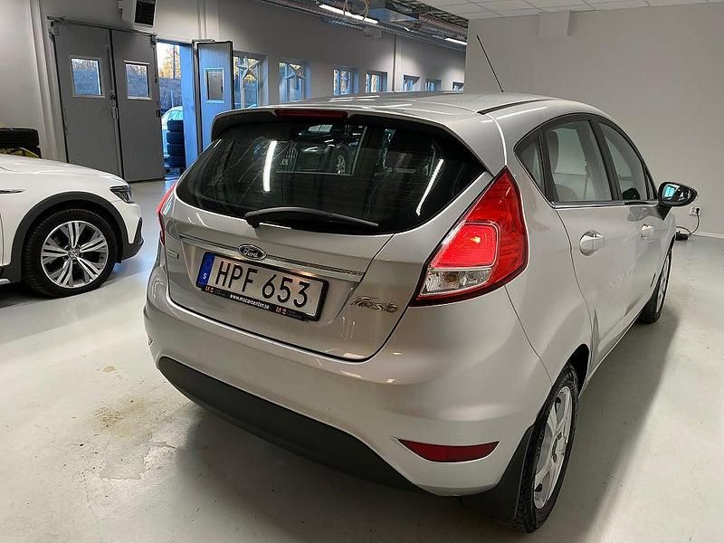 Begagnad Ford Fiesta Titanium 101 HK (74 kW) 2014 Grå Halvkombi