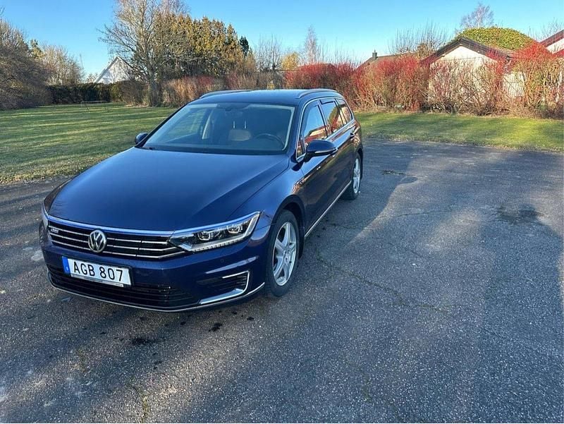 Blå Begagnad 2018 VW Passat GTE Kombi | 200 000 kr (Marknadspris) - Bild 1/4