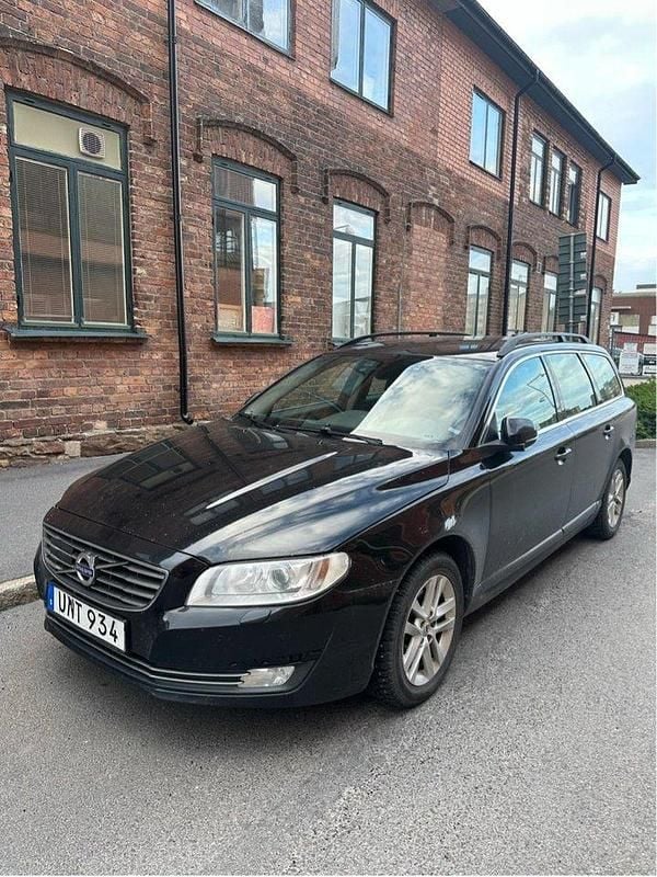 Svart Begagnad 2016 Volvo V70 Momentum Kombi | 45 000 kr (Marknadspris) - Bild 1/4