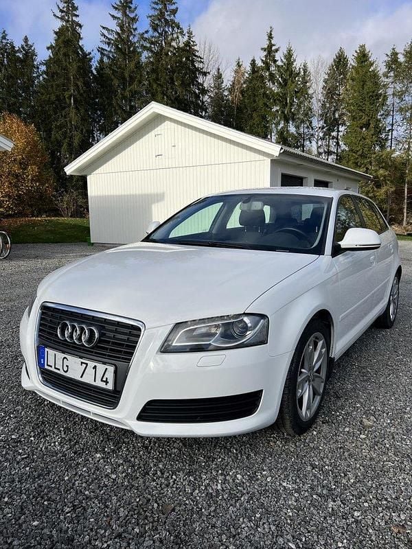 Vit Begagnad 2009 Audi A3 Sportback Attraction Halvkombi | 56 000 kr (Marknadspris) - Bild 1/4
