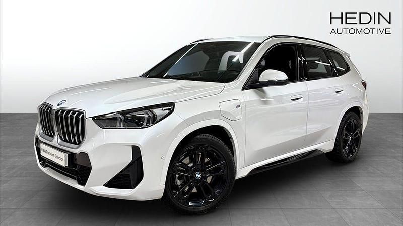 Vit Begagnad 2025 BMW X1 Comfort Edition SUV | 568 700 kr (Marknadspris) - Bild 1/4