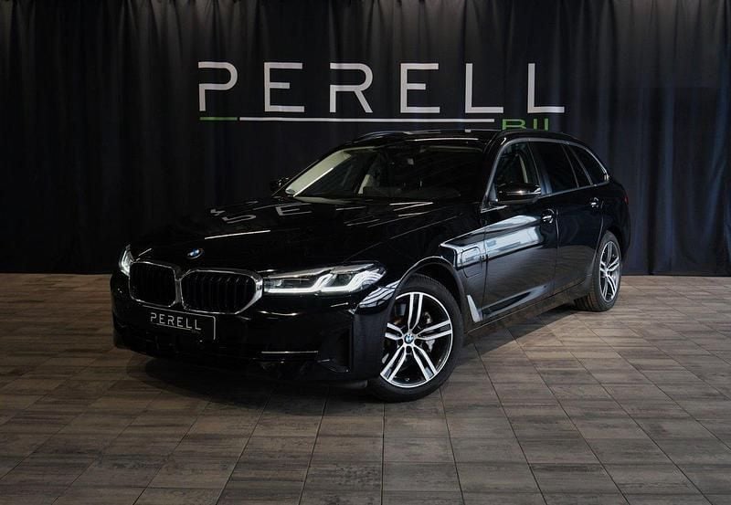 Svart (safirsvart metallic) Begagnad 2022 BMW 530e Kombi | 379 000 kr (Bra pris) - Bild 1/4