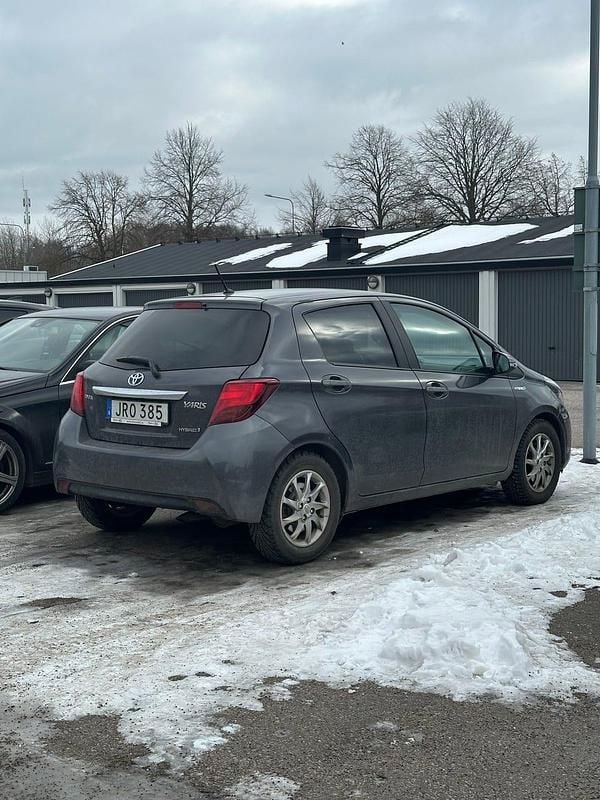 Begagnad Toyota Yaris Hybrid 101 HK (74 kW) 2015