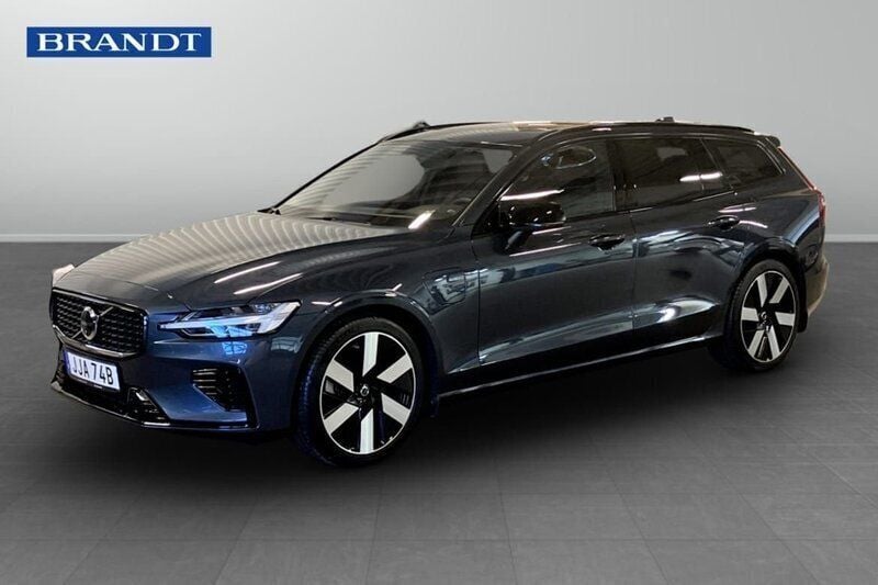 Mörkblå (blå) Begagnad 2025 Volvo V60 Ultra Kombi | 559 900 kr - Bild 1/4