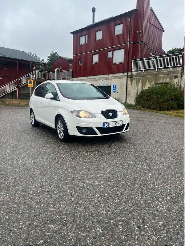 Vit Begagnad 2011 Seat Altea XL Minibuss | 49 990 kr (Bra pris) - Bild 1/4