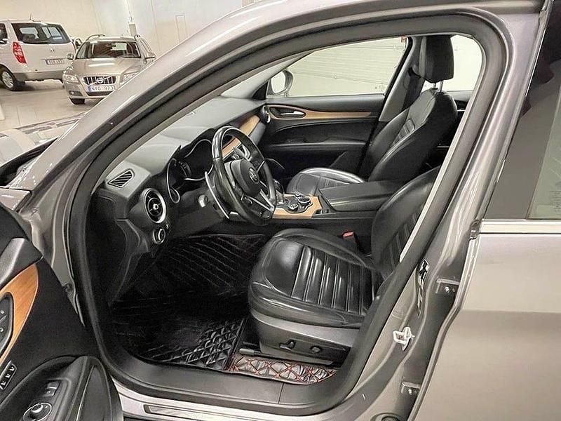 Begagnad Alfa Romeo Stelvio 280 HK (205 kW) 2017 Grå SUV