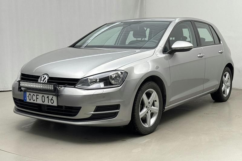 Silver Begagnad 2017 VW Golf VII | 160 000 kr (Marknadspris) - Bild 1/4