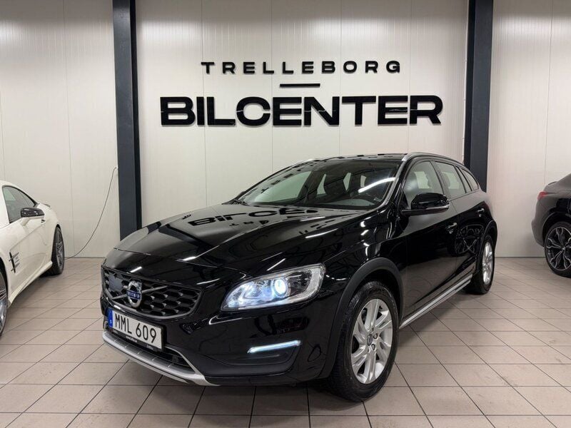Svart Begagnad 2018 Volvo V60 CC Momentum Kombi | 219 900 kr (Superpris) - Bild 1/4